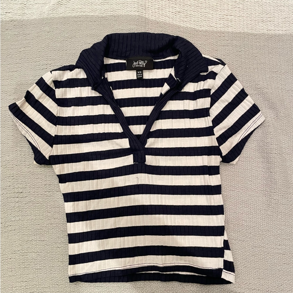 CROPPED BLACK AND WHITE STRIPED V NECK COLLARED T-SHIRT